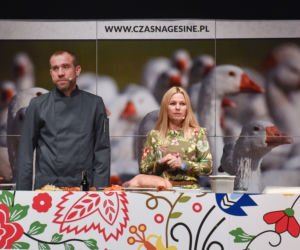 Katarzyna Bujakiewicz przyrządza gęś pod okiem szefa Kuchni Artura Moroza