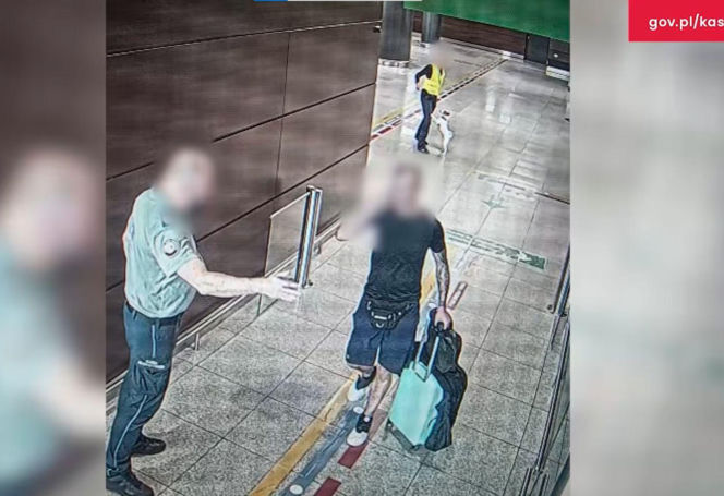 Zatrzymano 40-latka, który przemycał kokainę w swoim organizmie. Mężczyzna wpadł na lotnisku w Gdańsku