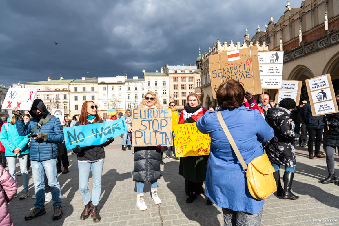 Kraków solidarny z Ukrainą! Wielka manifestacja na Rynku Głównym [ZDJĘCIA]