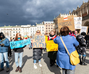 Kraków solidarny z Ukrainą! Wielka manifestacja na Rynku Głównym [ZDJĘCIA]