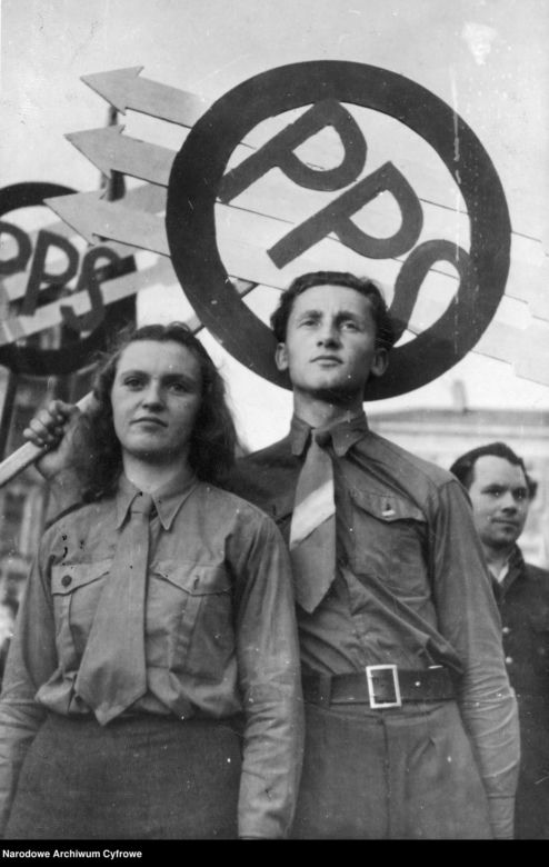QUIZ PRL. Od propagandy do popkultury. Sprawdź, jak dobrze znasz hasła i powiedzenia z czasów PRL-u