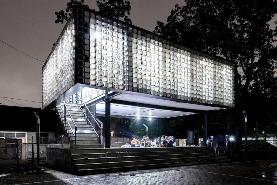 Recykling w architekturze. Elewację tej biblioteki wykonano z pudełek po lodach