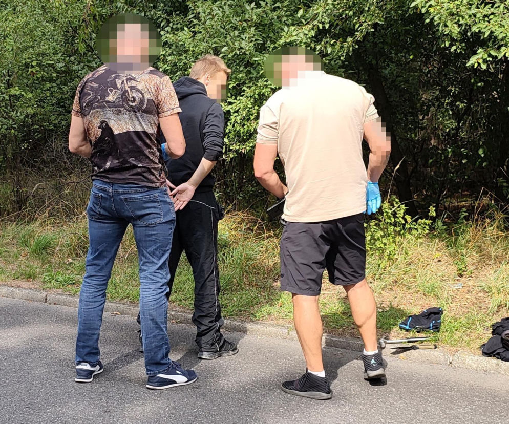 Mężczyzna w kajdankach pilnowany przez policjantów. O zatrzymaniu w Kędzierzynie-Koźlu przeczytasz na Eska Opole.