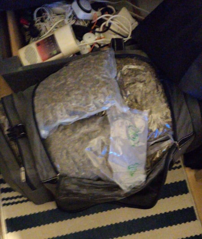 Białystok. Akcja policji na Dziesięcinach. Białostoczanin miał w mieszkaniu SPORO marihuany