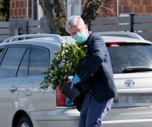 Marszałek Karczewski robi zakupy na bazarku