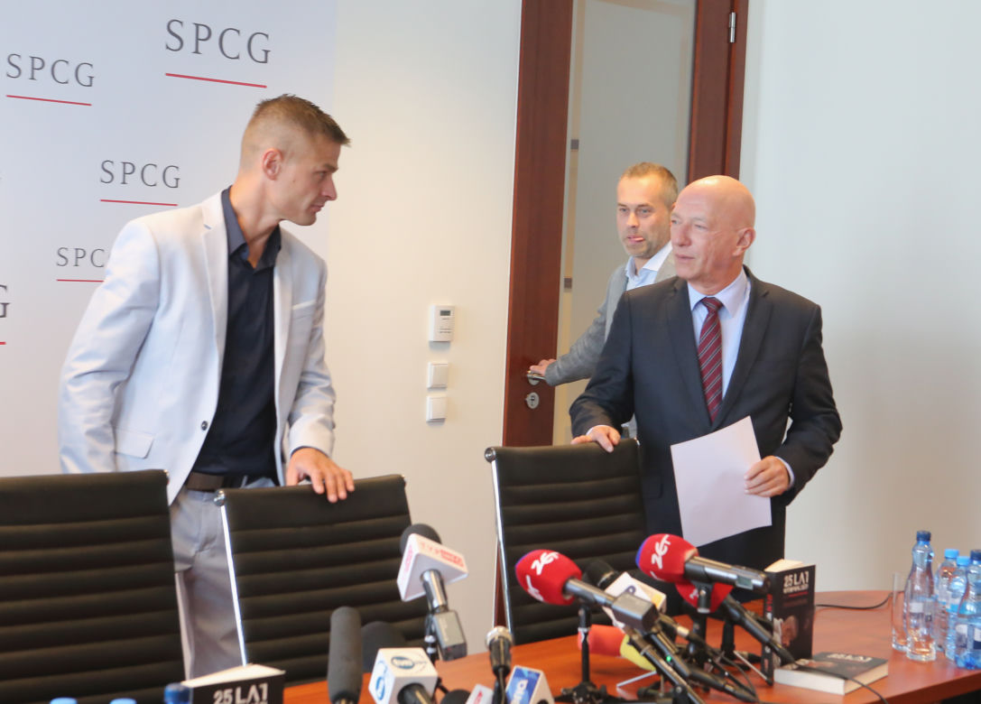 Konferencja, Tomasz Komenda