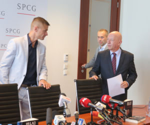 Konferencja, Tomasz Komenda