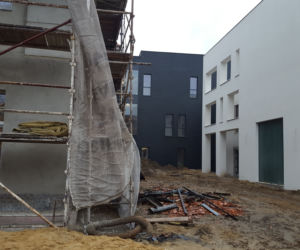 Na zewnątrz z pozoru nic się nie dzieje. W szkole i sali gimnatycznej SP nr 3 praca wre