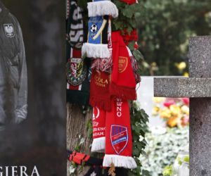 Groby Jacka Magiery i Lucjana Brychczego na Cmentarzu Wojskowym na Powązkach
