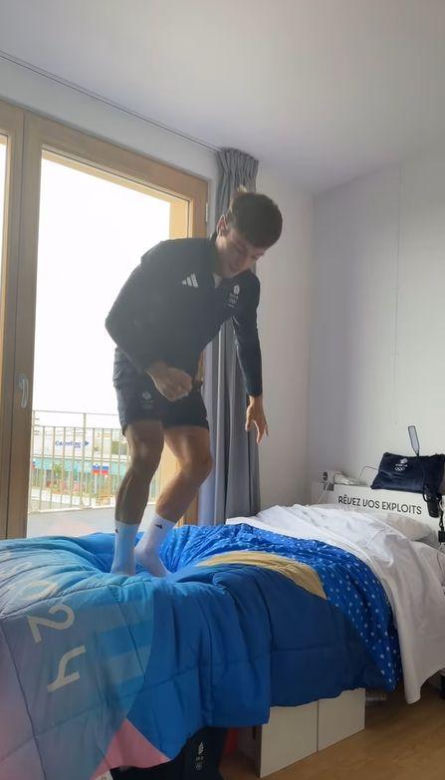 Tom Daley testuje kartonowe łóżka