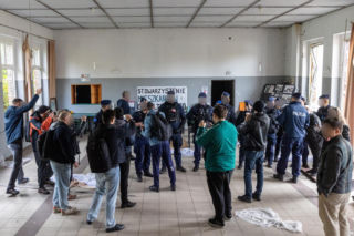 Policjant zacisnął przedramię na szyi protestującego. Jest reakcja komendanta!