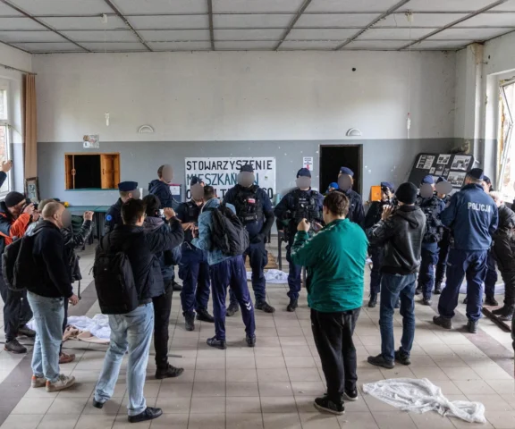 Policjant zacisnął przedramię na szyi protestującego