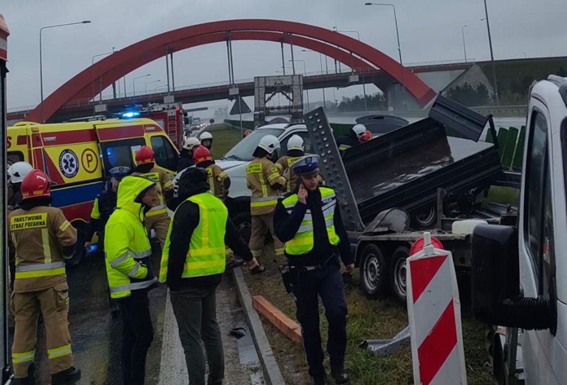 BMW rozbite w wypadku na A1! 39-latek huknął w dwa pojazdy obsługi autostrady [ZDJĘCIA]