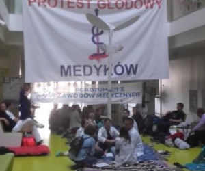 Protest lekarzy w Polsce. Rezydenci podejmą GŁODÓWKĘ