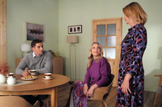 Barwy szczęścia, odc. 3353. Wanda (Maja Barełkowska), Grażyna (Kinga Suchan), Tomek Kępski (Jakub Sokołowski)