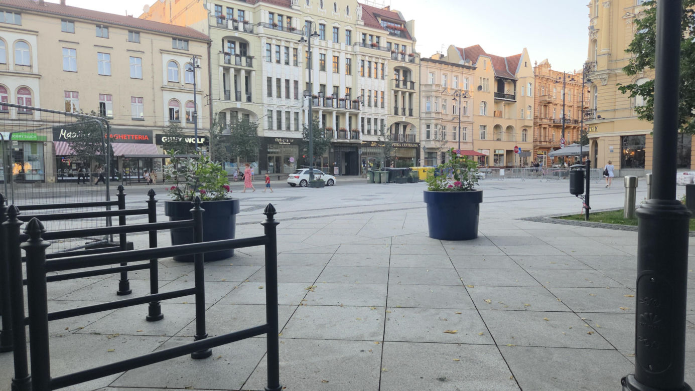 Plac Wolności w Bydgoszczy już bez pomnika, ale z nową rzeźbą. Sprawdzamy, kiedy koniec prac