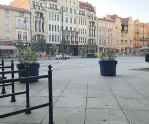 Plac Wolności w Bydgoszczy już bez pomnika, ale z nową rzeźbą. Sprawdzamy, kiedy koniec prac