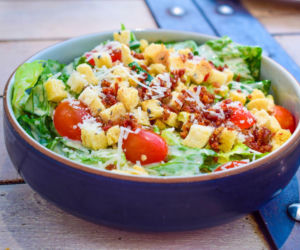 Sałatka drwala – kultowe połączenie składników, które zawsze się sprawdza