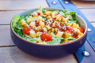 Sałatka drwala – kultowe połączenie składników, które zawsze się sprawdza