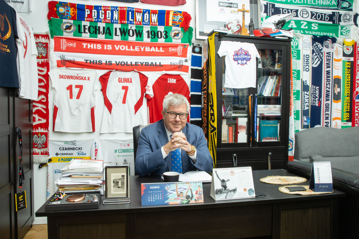 Ryszard Czarnecki przy swoim biurku