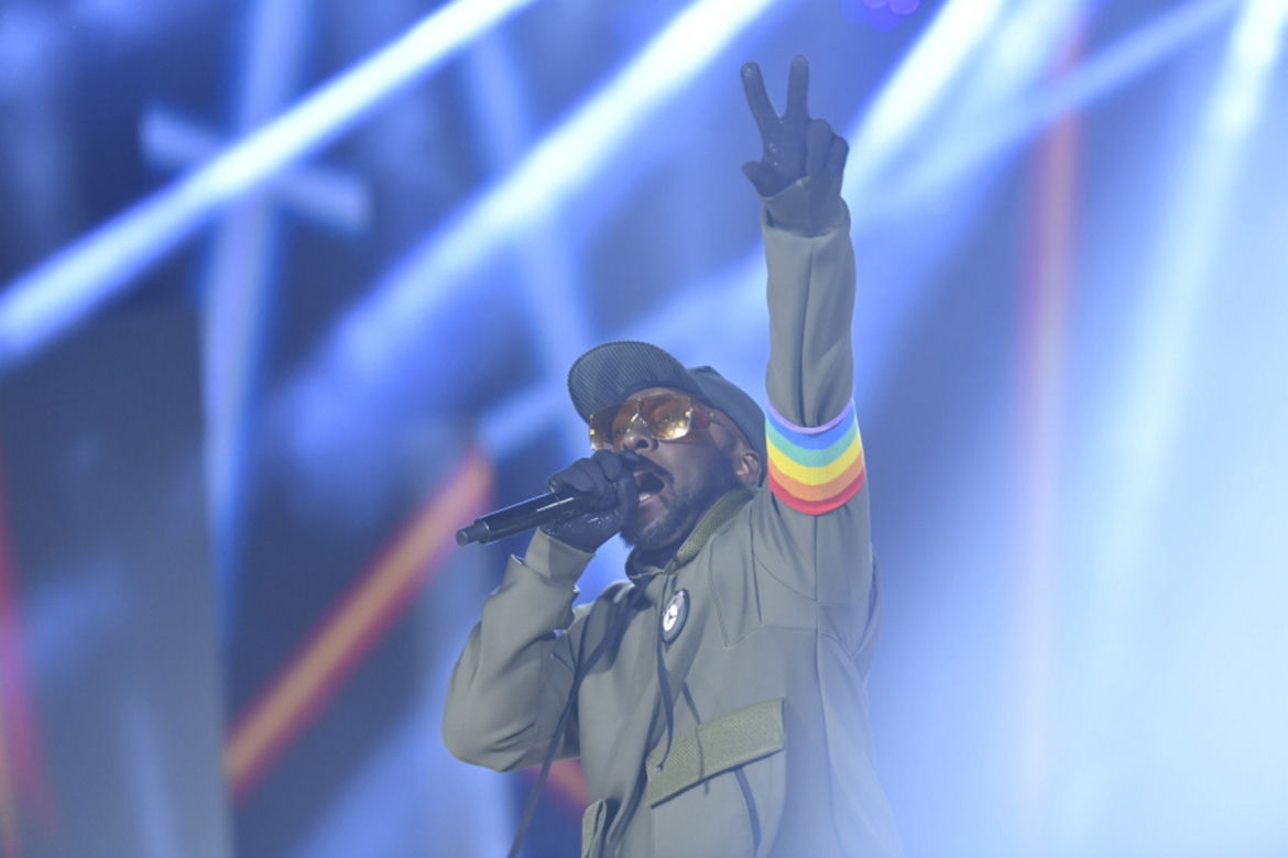 Black Eyed Peas z tęczowymi opaskami na scenie Sylwestra Marzeń. Ważny gest 