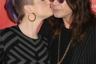 Tak brzmi ostatnia, wiadomość, którą Ozzy Osbourne wysłał do swojej córki. Legendarny muzyk zmarł nagle rok temu