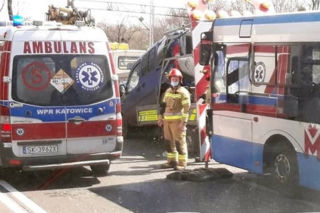Wypadek na DK88 w Zabrzu. Autobus ZTM uderzył w samochód techniczny. Są ranni!