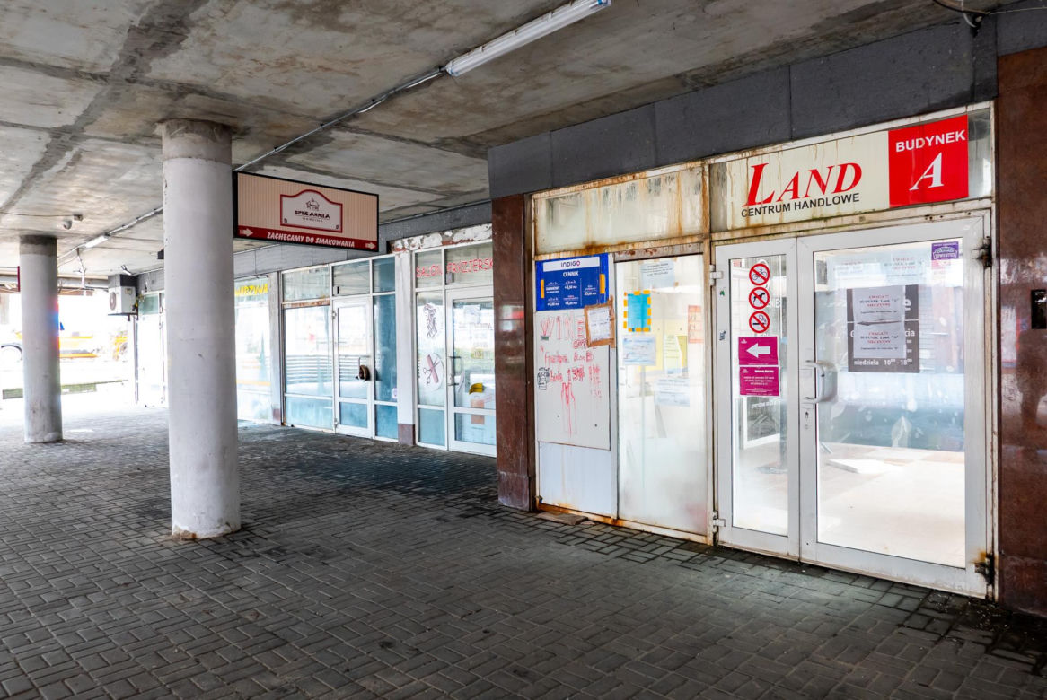 Centrum handlowe Land przy metrze Służew w Warszawie