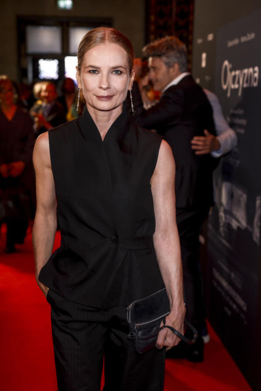 Ministra kultury zachwyciła elegancją na premierze filmu "Ojczyzna"