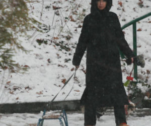 Marta Kaczyńska z synem i psami na sankach w lesie