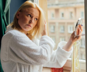 Myjesz włosy, a one wciąż są oklapnięte? Sprawdź ten jeden przedmiot w swojej łazience