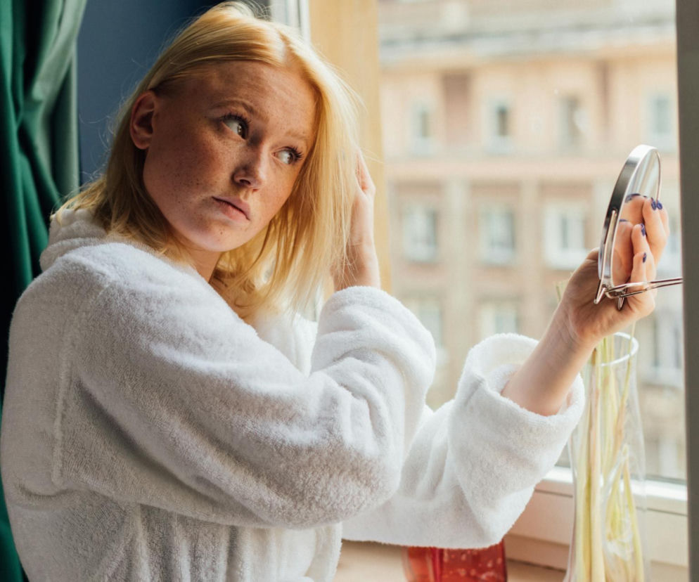 Myjesz włosy, a one wciąż są oklapnięte? Sprawdź ten jeden przedmiot w swojej łazience