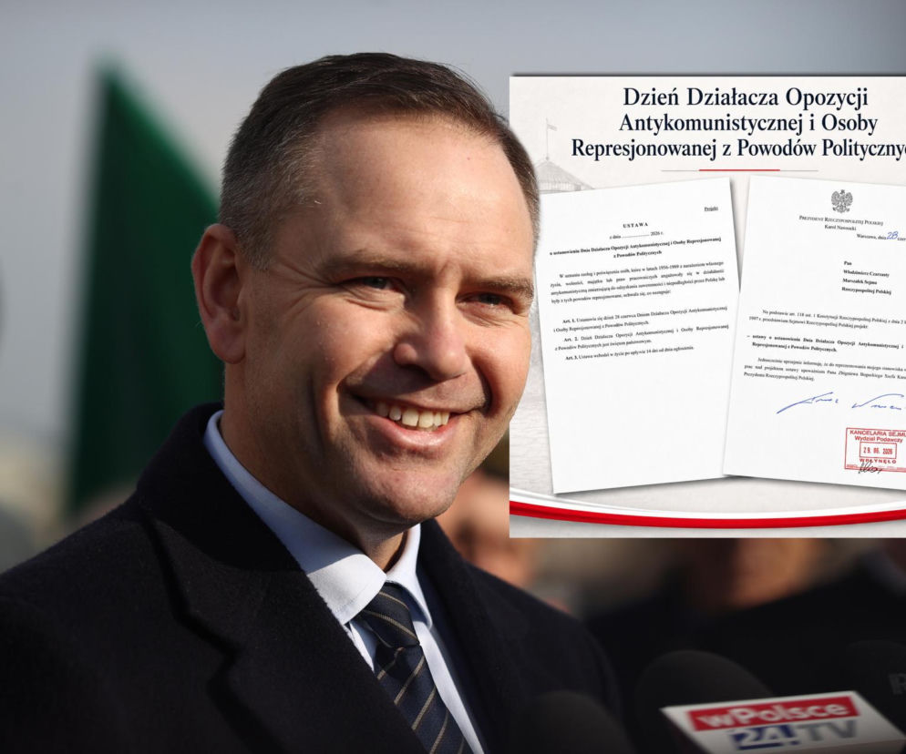 Uśmiechnięty Karol Nawrocki na tle dokumentów Sejmu dotyczących ustanowienia Dnia Działacza Opozycji Antykomunistycznej i Osoby Represjonowanej z Powodów Politycznych. Więcej o tej inicjatywie przeczytasz na naszym portalu.