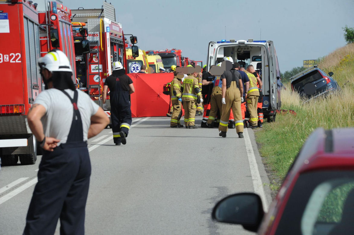 Potworna kraksa busa z osobówką. Nie żyje jedna osoba, pięć jest poszkodowanych
