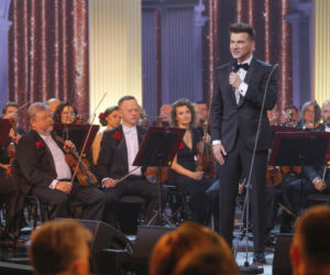 Cud życia. José Carreras - specjalny koncert wielkanocny w TVP.  Joanna i Jacek Kurski zachwycili na koncercie wielkanocnym.