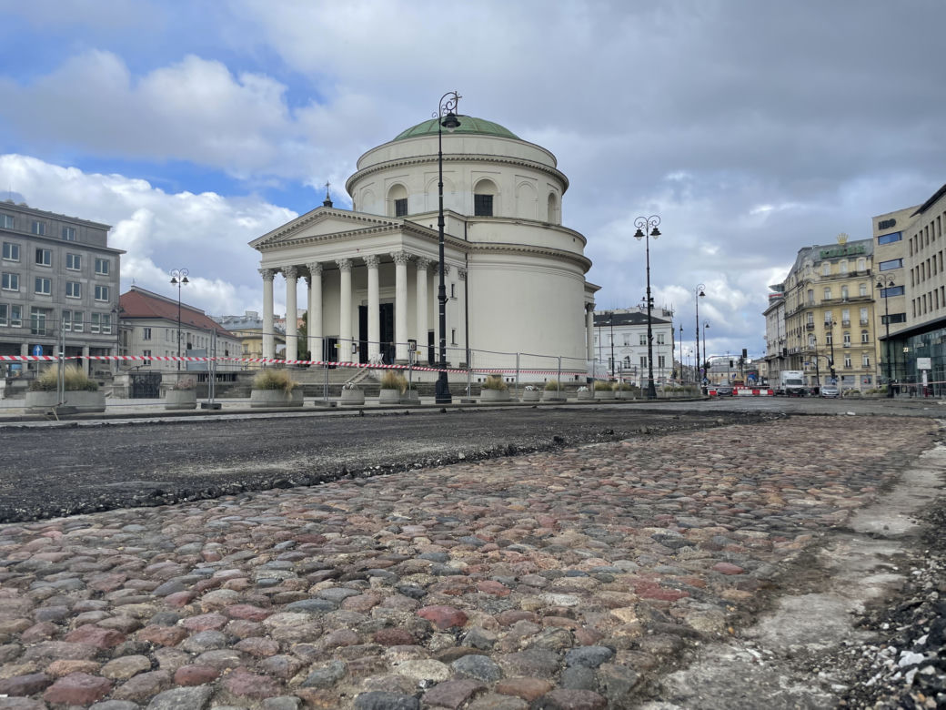 PRZEBUDOWA PLACU TRZECH KRZYŻY. DROGOWCY ODKOPALI ZABYTKOWY BRUK I TORY TRAMWAJOWE