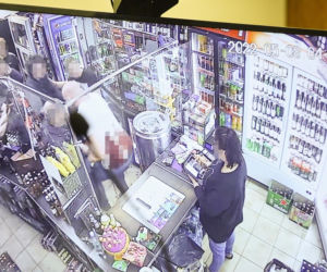 Co widać na nagraniu ataku nożem na Nowym Świecie? Sąd odtworzył szokujący materiał