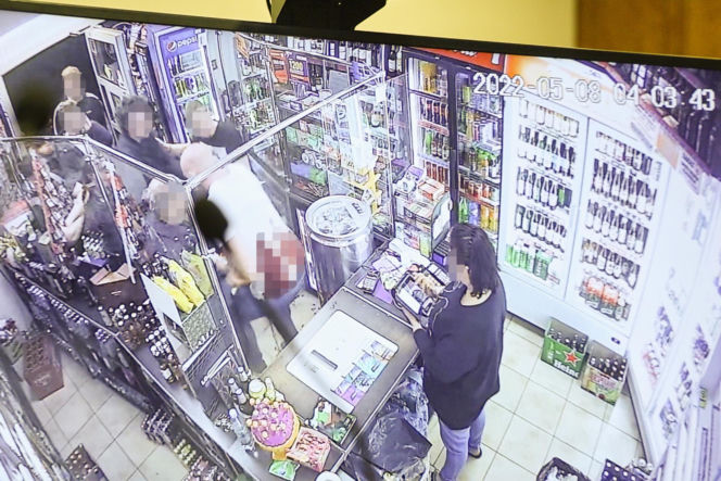 Co widać na nagraniu ataku nożem na Nowym Świecie? Sąd odtworzył szokujący materiał