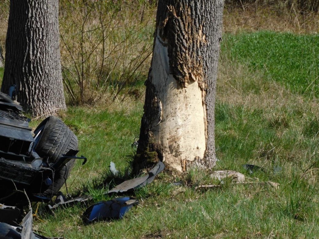  Jaktorów: 15-latek na rowerze wpadł pod samochód. Auto dachowało, są ranni