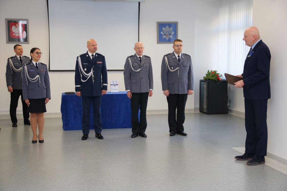 Powitanie ze sztandarem. Policjanci z Torunia mają nową panią komendant