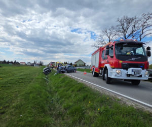 Zderzenie czołowe na DW 982 koło Szczucina. Dwie osoby ranne, droga zablokowana