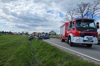 Zderzenie czołowe na DW 982 koło Szczucina. Dwie osoby ranne, droga zablokowana