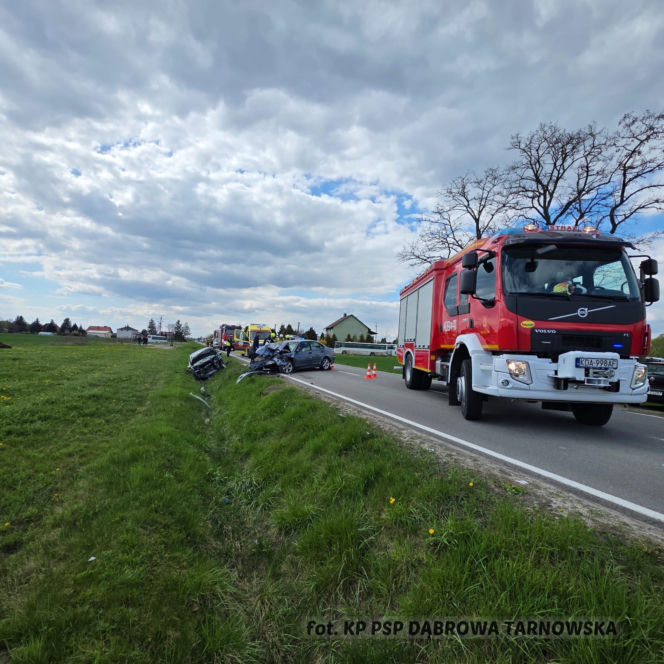 Zderzenie czołowe na DW 982 koło Szczucina. Dwie osoby ranne, droga zablokowana