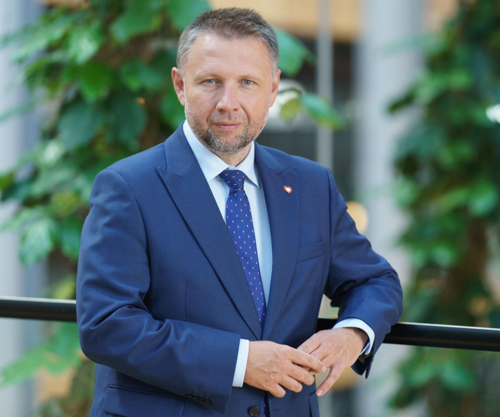 Szef MSWiA Marcin Kierwiński w niebieskim garniturze. O zatrzymaniu agresorek z Poznania przeczytasz na SE Polityka.