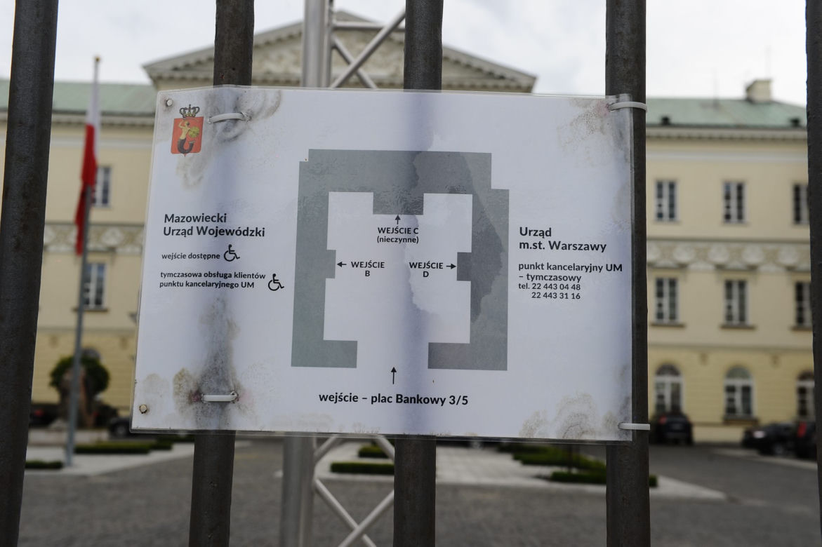 Tynk sypie się Trzaskowskiemu na głowę