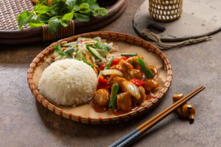 Kurczak Luc Lac – soczysty wietnamski hit w Twojej kuchni