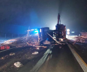 Grajewo. Pędzący kierowca skody rozbił się na ciężarówce z drewnem [ZDJĘCIA]