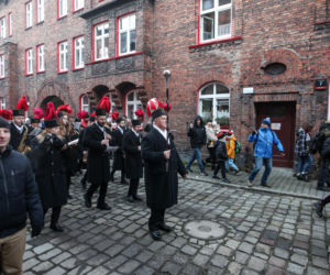 Barbórka 2025. Pobudka górnicza na Nikiszowcu w wykonaniu Orkiestry Wieczorek
