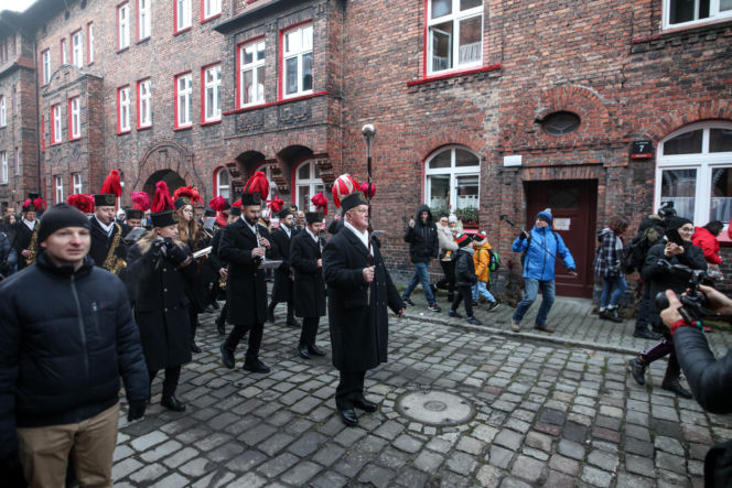 Barbórka 2025. Pobudka górnicza na Nikiszowcu w wykonaniu Orkiestry Wieczorek