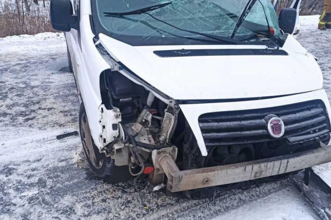 Wypadek busa w Niechlowie. Gdy policjanci zajrzeli do środka, oniemieli